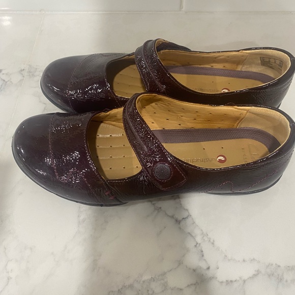 Ladies Clark’s Artisan shoes maroon color with Velcro closure size 9 - Picture 2 of 4